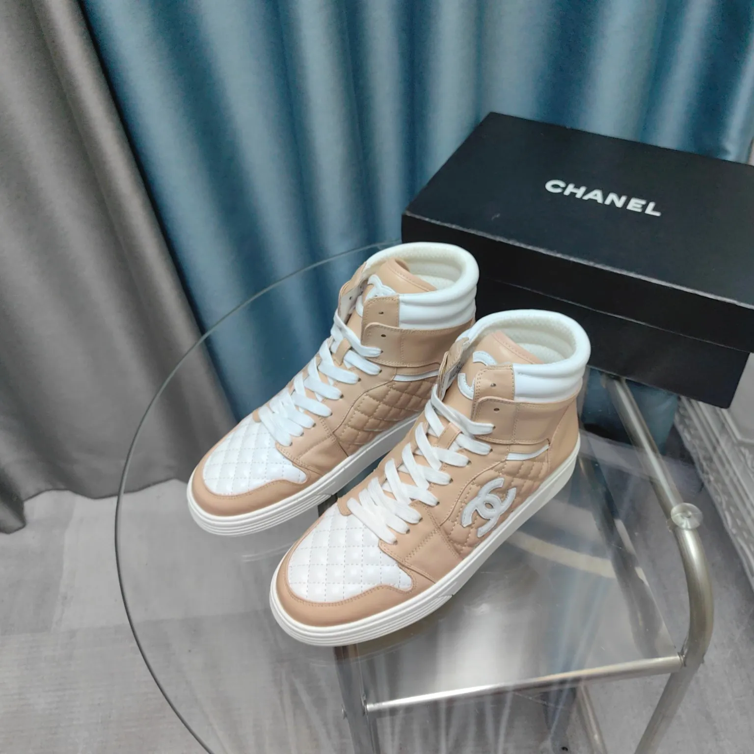 👟👟Ex-factory price 700👟👟 CHANEL Chanel thick-soled panda sneakers Panda biscuit shoes Chanel 2024ss hot panda shoes 🐼Colorful thick-soled casual sports shoes sneakers counter synchronization The counter is very popular Very difficult to buy a shoe The most popular thick-soled panda shoes on the Internet It is obvious that small fragrance control cannot miss it, both appearance and comfort coexist Simple and versatile white shoes. The thick sole increases height and is super versatile. You can wear it with your eyes closed😍Whoever wears it will look better. Upper: calfskin. Lining: imported sheepskin lining. Outsole: TPU original outsole. Size: 35-40 (41 42 customized.